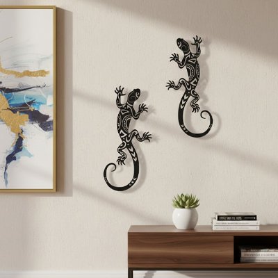décoration murale en forme de lézard en métal noir et blanc dans un intérieur moderne