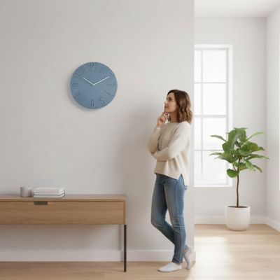 dame regarde horloge murale design nordique