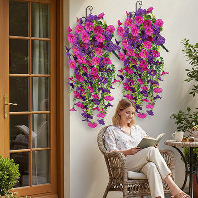 dame assise confortablement avec plante artificielle tombante